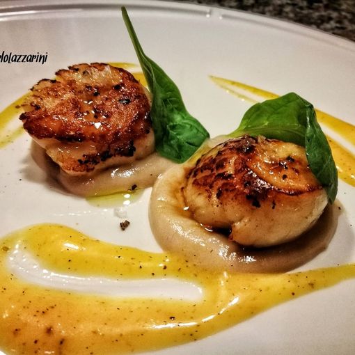 Ricetta: Capesante su crema di castagne, foglie di spinacino e salsa di cachi