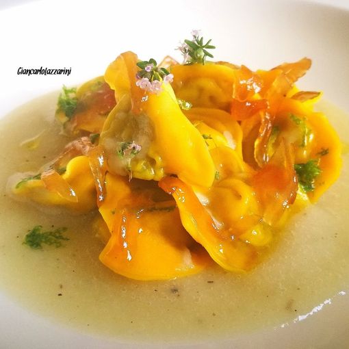 #quarantenasuifornelli - Tortellini ripieni di baccalà mantecato su crema di topinambur