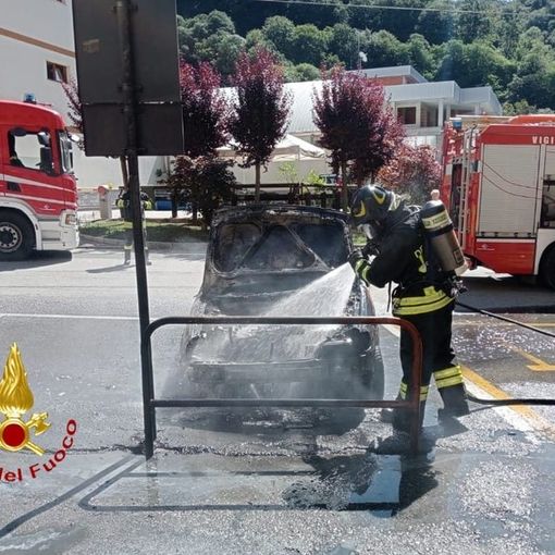 Valduggia, auto distrutta dalle fiamme