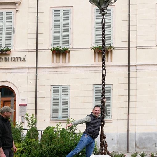 “La Leggerezza&quot;, la nuova opera di Ruben Bertoldo davanti al Municipio di Gattinara