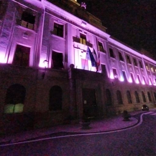 Borgosesia: Il Municipio si tinge di viola per la lotta contro il tumore al pancreas