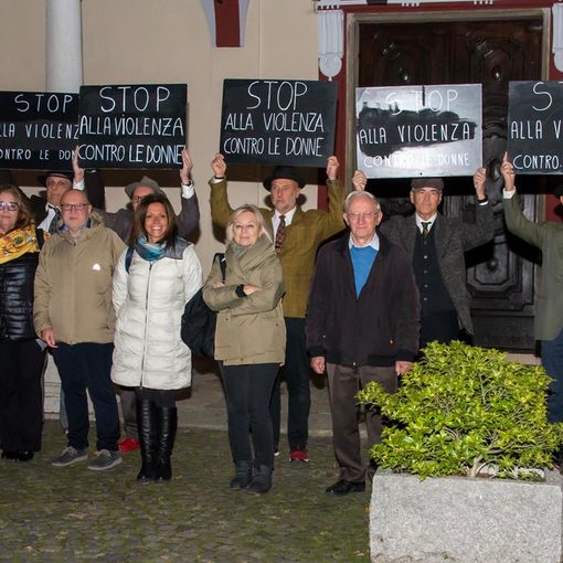 A Guardabosone “Uomini in scarpe rosse”: il flash mob contro la violenza di genere.