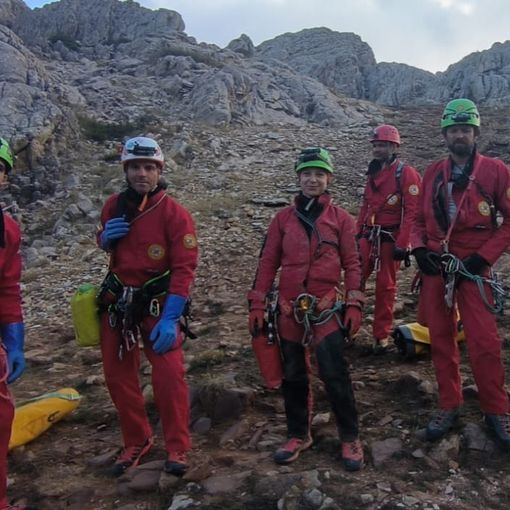 Dal nord ovest: 46 tecnici italiani, per il recupero di uno speleologo a 1000 m di profondità.