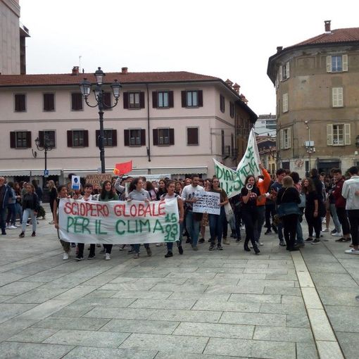 Borgosesia, I ragazzi: &quot;Ecco perchè venerdì siamo scesi in piazza&quot;