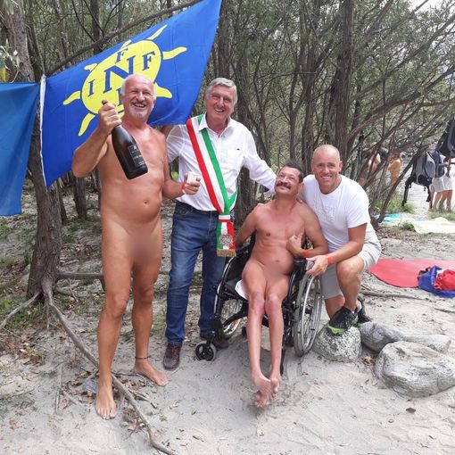 Varallo: tutti nudi per l'inaugurazione della 1a spiaggia naturista su fiume d'Italia