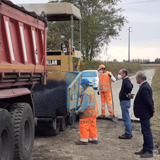 L'asfaltatura della strada tra Motta de'Conti e Terranova