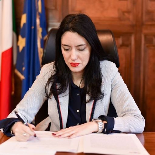 Scuola, scorta al ministro Azzolina dopo minacce e insulti sessisti sul web