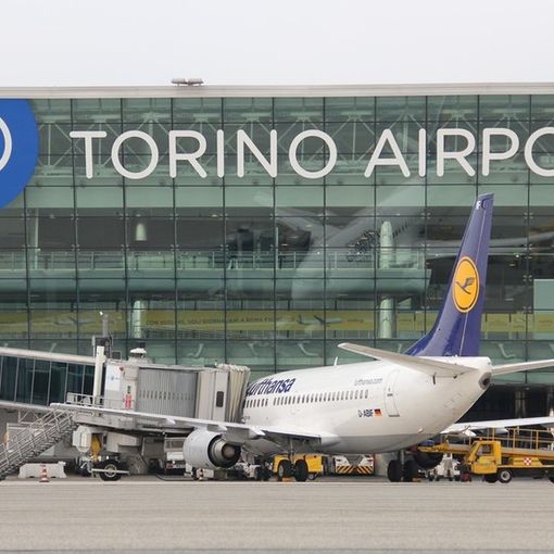 Tragedia di Caselle, l’aeroporto chiuso fino alla mezzanotte di domenica: cancellati i voli da e per Torino
