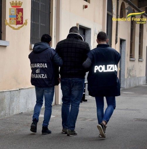 Ai domiciliari, evade e ruba un portafoglio