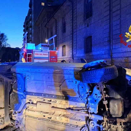 Vercelli, auto si ribalta in serata