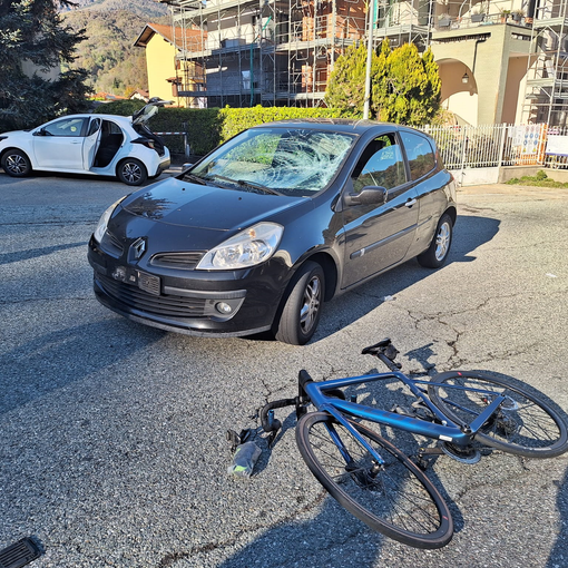 A terra con la bici dopo l'urto con l'auto, 55enne in codice giallo all'ospedale