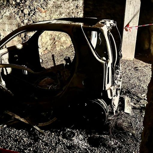 Avvolta dalle fiamme, a Coggiola un'auto è andata completamente distrutta FOTO