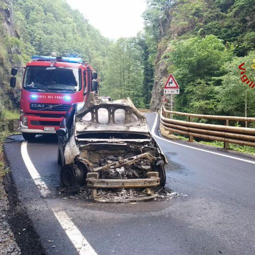Auto a GPL in fiamme, Vigili del Fuoco di Varallo in azione