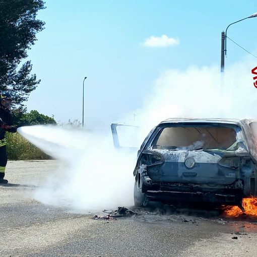Macchina in fiamme nei pressi del casello Vercelli Ovest