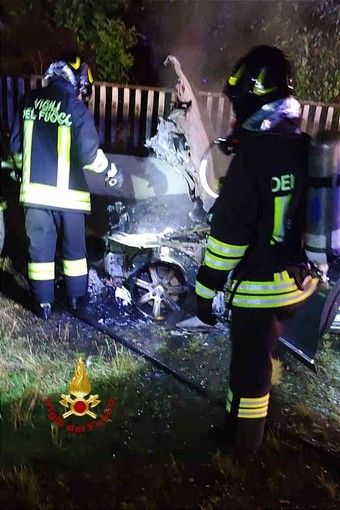 Auto in fiamme nella notte. Paura a Palazzolo.