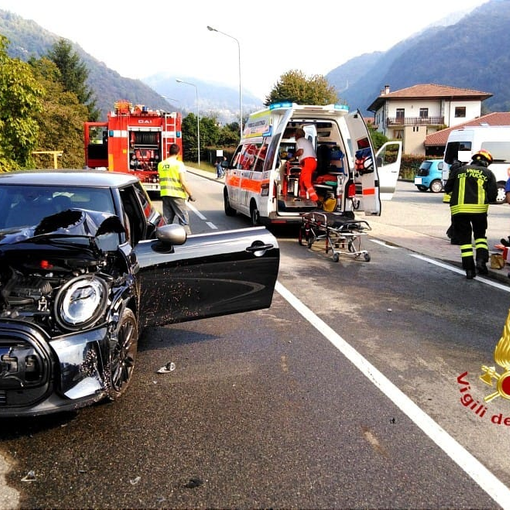 Scontro violento a Varallo tra auto e furgone, due feriti