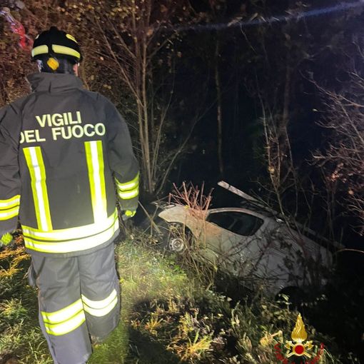 Serravalle: Finisce sbalzato fuori carreggiata dopo l'urto con un altro mezzo FOTO
