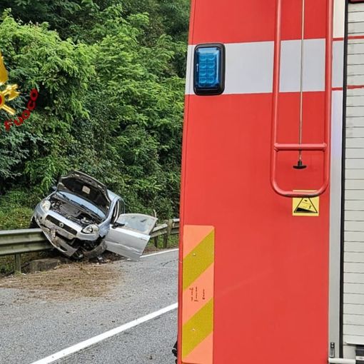 Auto fuori strada a Guardabosone, ferita una donna