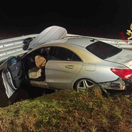 Incidente autonomo a Vercelli. Vigili del Fuoco e 118 soccorrono il conducente