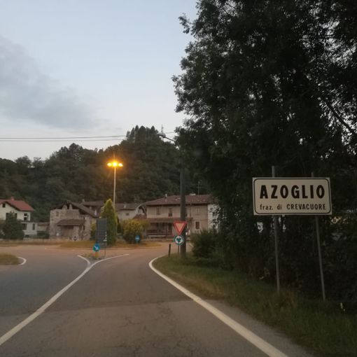Tir in panne dentro la rotonda, disagi alla viabilità a Crevacuore (foto di repertorio)