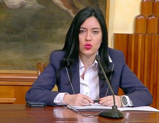 Esami di Stato, c’è l’intesa: recepite le misure di sicurezza. Azzolina: “Dal 28 maggio help desk per le scuole”