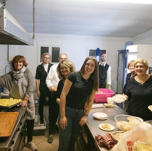Sold out la cena della Pro Loco di Ailoche, la bagna cauda è l'assoluta protagonista
