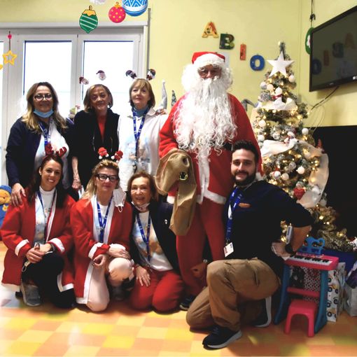 Tanti doni sotto l'albero del reparto di pediatria a Vercelli