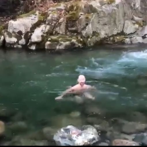 I bagni ghiacciati fanno bene alla salute? Dennis ne è più che convinto VIDEO