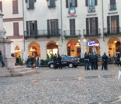 Troppe persone sotto i portici: bar chiuso per 5 giorni