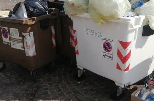 Rovescia tre bidoni dei rifiuti sulla strada, forze dell'ordine cercano il responsabile