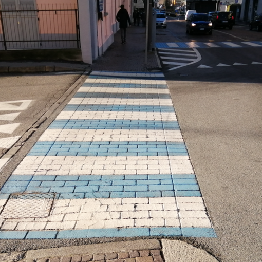 Abbagliata dal sole, investe mamma e bimba sulle strisce