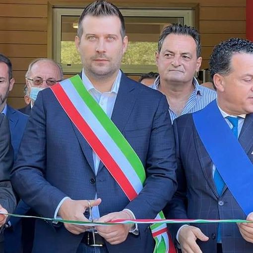 Il momento del taglio del nastro