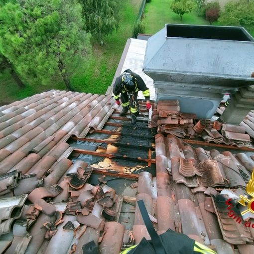 Brucia una canna fumaria e danneggia il tetto di una carrozzeria