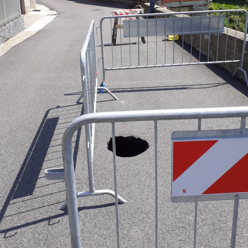 Coggiola, si apre voragine sulla strada in località Chietti