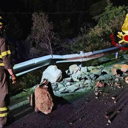 Dissesto a Cravagliana, crollano i massi sulla strada.