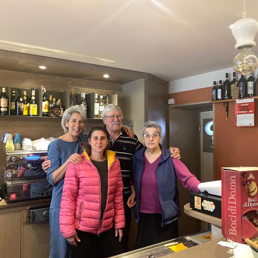 Varallo, un saluto agli storici gestori di Caffè del ponte: dopo 49 anni il meritato riposo.