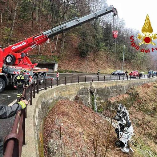 Caduto in un canalone con l'auto. Oggi i Vigili del Fuoco intervengono per il recupero del mezzo