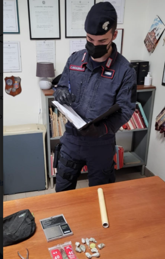 Marijuana e bilancino nascosti in casa: 22enne nei guai