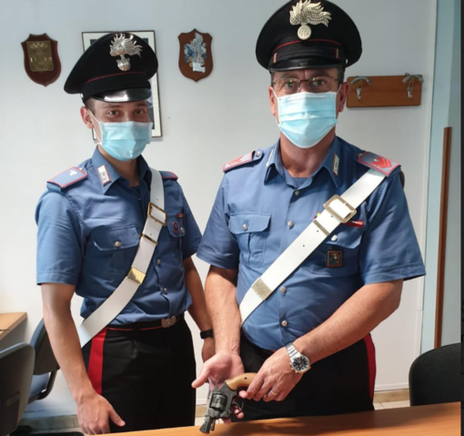 Minaccia il vicino con un'arma: 66enne denunciato a San Germano