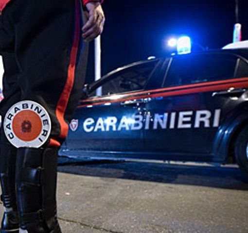 Giovane vandalo fermato con la refurtiva, danneggiate 12 auto parcheggiate.