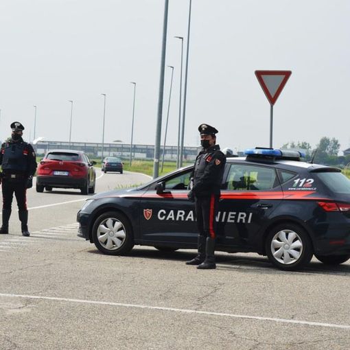 Non si fermano all'alt. Catturati dopo inseguimento, uno di loro era già ricercato