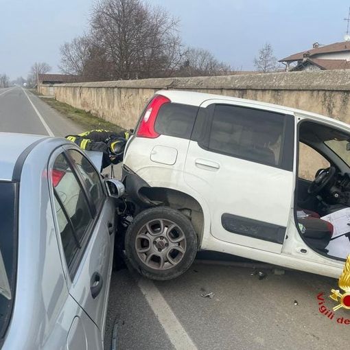 Scontro tra auto a Caresanablot. Incolumi gli occupanti