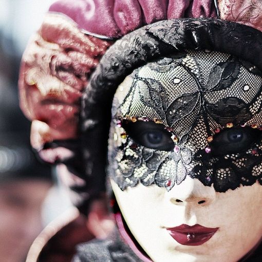 Al via il Carnevale Benefico di Muzzano, in scena anche le tradizionali maschere valsesserine e valsesiane