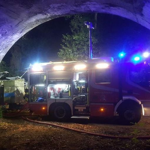 Incendio catasta di legna, provvidenziale intervento dei Vigili del Fuoco