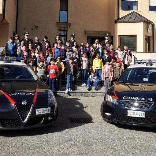 Borgosesia: alunni in visita in caserma dai Carabinieri