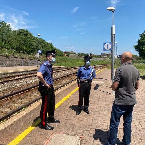 Sanzionato dal capotreno perché senza biglietto, lo minaccia e lo molesta. Denunciato 43enne