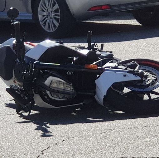 Schianto con auto a Crevacuore, 5 giorni di prognosi per un motociclista (foto di repertorio)