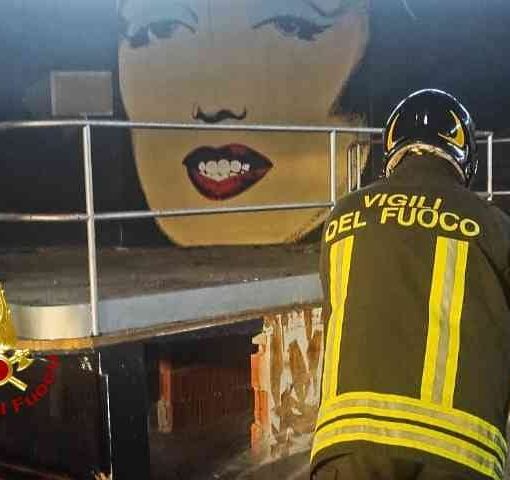 Cigliano, incendio all'ex discoteca Due