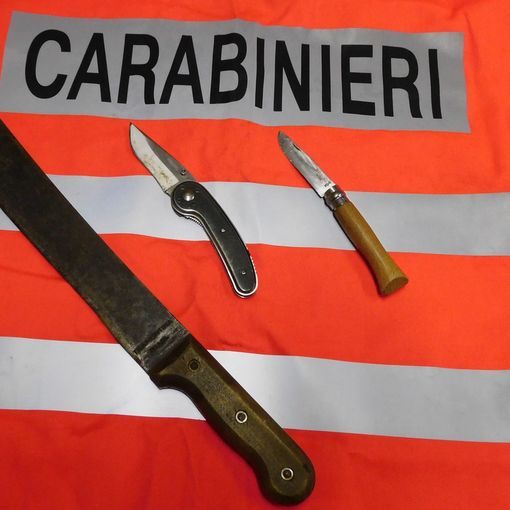 Borgosesia: per strada con tre coltelli, denunciate due persone