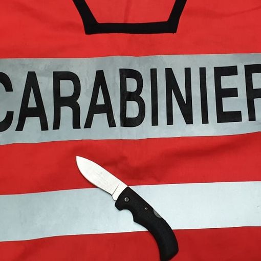 Ubriaco, prende a pugni l'auto dei carabinieri e minaccia i miliari con un coltello